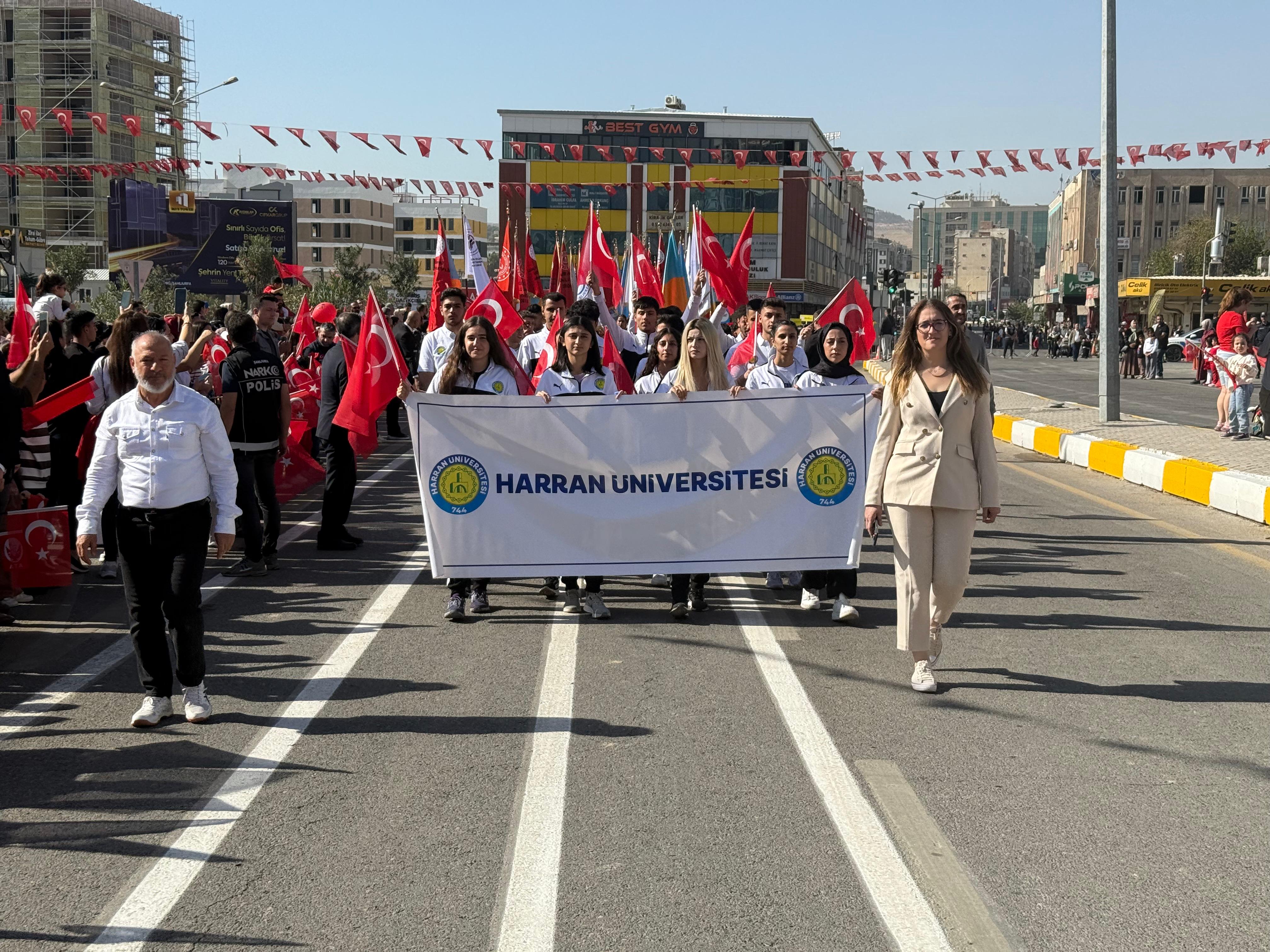 Yüksekokul Öğrencilerimiz 29 Ekim Cumhuriyet Bayramı Valilik Töreninde Üniversitemizi Temsil Etti